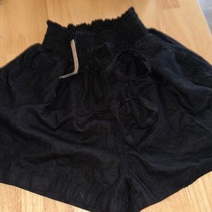 Live tree black shorts sz sm NEW